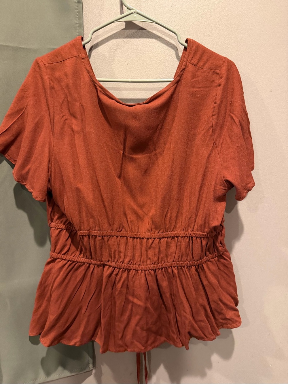 torrid Rust Button-Front V-Neck Peplum Blouse - Picture 3 of 3